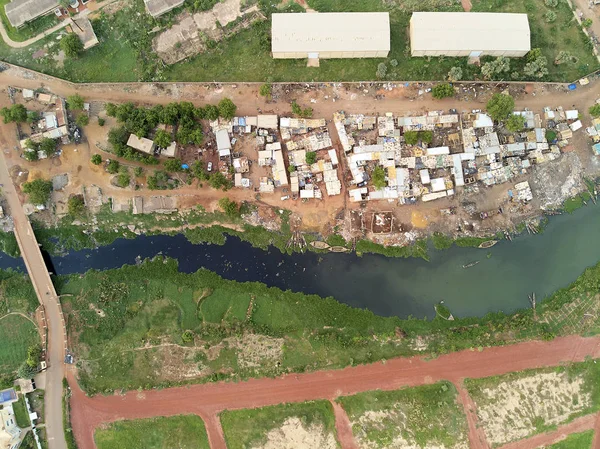 Bamako başkenti ve en büyük şehri ve Mali, 1.8 milyon nüfusa sahip şehridir. 2006 yılında, bu tahmini Afrika'da en hızlı büyüyen şehir olmak ve altıncı en hızlı dünyada oldu. Bu upp bölmek ivinti yakınındaki Nijer nehri üzerinde yer almaktadır