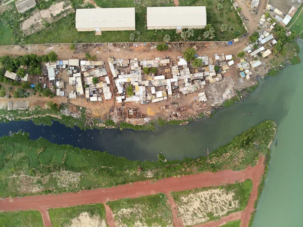 Bamako başkenti ve en büyük şehri ve Mali, 1.8 milyon nüfusa sahip şehridir. 2006 yılında, bu tahmini Afrika'da en hızlı büyüyen şehir olmak ve altıncı en hızlı dünyada oldu. Bu upp bölmek ivinti yakınındaki Nijer nehri üzerinde yer almaktadır