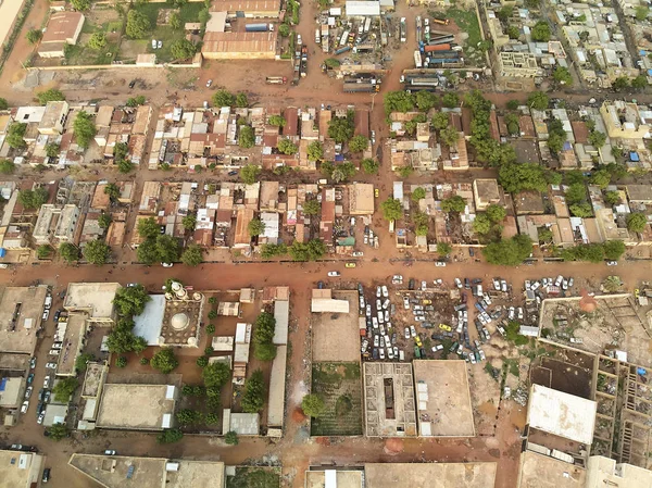 Bamako başkenti ve en büyük şehri ve Mali, 1.8 milyon nüfusa sahip şehridir. 2006 yılında, bu tahmini Afrika'da en hızlı büyüyen şehir olmak ve altıncı en hızlı dünyada oldu. Bu upp bölmek ivinti yakınındaki Nijer nehri üzerinde yer almaktadır