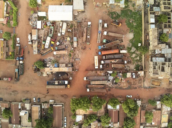 Bamako başkenti ve en büyük şehri ve Mali, 1.8 milyon nüfusa sahip şehridir. 2006 yılında, bu tahmini Afrika'da en hızlı büyüyen şehir olmak ve altıncı en hızlı dünyada oldu. Bu upp bölmek ivinti yakınındaki Nijer nehri üzerinde yer almaktadır