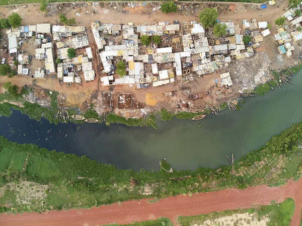 Bamako başkenti ve en büyük şehri ve Mali, 1.8 milyon nüfusa sahip şehridir. 2006 yılında, bu tahmini Afrika'da en hızlı büyüyen şehir olmak ve altıncı en hızlı dünyada oldu. Bu upp bölmek ivinti yakınındaki Nijer nehri üzerinde yer almaktadır