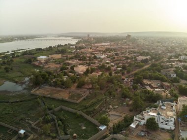 Bamako başkenti ve en büyük şehri ve Mali, 1.8 milyon nüfusa sahip şehridir. 2006 yılında, bu tahmini Afrika'da en hızlı büyüyen şehir olmak ve altıncı en hızlı dünyada oldu. Bu upp bölmek ivinti yakınındaki Nijer nehri üzerinde yer almaktadır