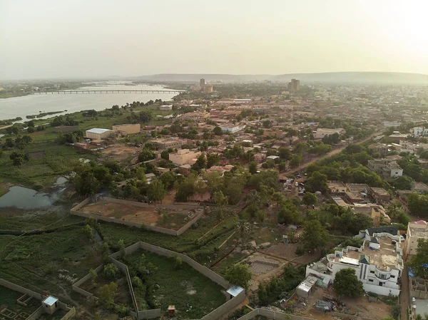 Bamako başkenti ve en büyük şehri ve Mali, 1.8 milyon nüfusa sahip şehridir. 2006 yılında, bu tahmini Afrika'da en hızlı büyüyen şehir olmak ve altıncı en hızlı dünyada oldu. Bu upp bölmek ivinti yakınındaki Nijer nehri üzerinde yer almaktadır