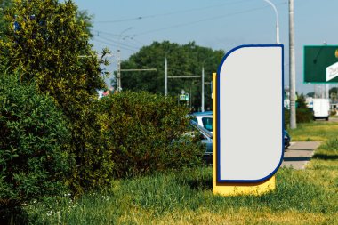 Pano, billboard, tuval billboard, düzen şehrin arka plan üzerinde. Açık hava reklam, pazarlama, satış kavramı. mockup