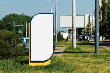 Pano, billboard, tuval billboard, düzen şehrin arka plan üzerinde. Açık hava reklam, pazarlama, satış kavramı. mockup