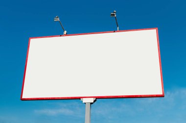 Pano, billboard, tuval billboard, düzen mavi gökyüzü. Açık hava reklam, pazarlama, satış kavramı. mockup