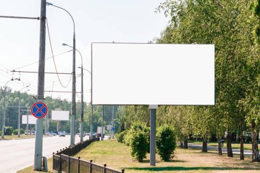 Pano, billboard, tuval billboard, düzen şehrin arka plan üzerinde. Açık hava reklam, pazarlama, satış kavramı. mockup