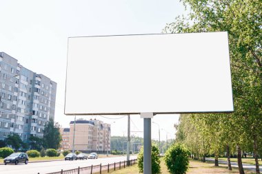 Pano, billboard, tuval billboard, düzen şehrin arka plan üzerinde. Açık hava reklam, pazarlama, satış kavramı. mockup