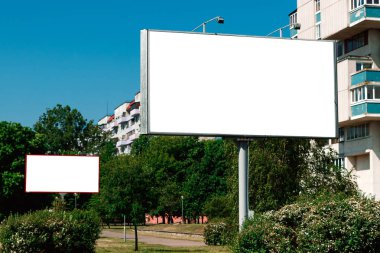 Pano, billboard, tuval billboard, düzen şehrin arka plan üzerinde. Açık hava reklam, pazarlama, satış kavramı. mockup