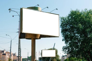 Pano, billboard, tuval billboard, düzen şehrin arka plan üzerinde. Açık hava reklam, pazarlama, satış kavramı. mockup