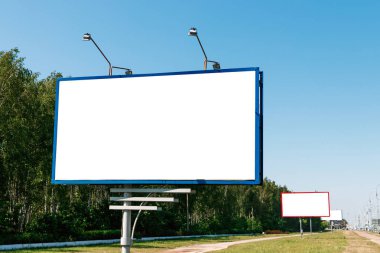 Pano, billboard, tuval billboard, düzen mavi gökyüzü. Açık hava reklam, pazarlama, satış kavramı. mockup