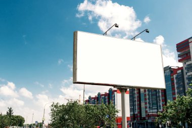 Pano, billboard, tuval billboard, düzen şehrin arka plan üzerinde. Açık hava reklam, pazarlama, satış kavramı. mockup
