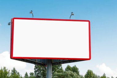 Pano, billboard, tuval billboard, düzen mavi gökyüzü. Açık hava reklam, pazarlama, satış kavramı. mockup