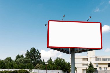 Pano, billboard, tuval billboard, düzen şehrin arka plan üzerinde. Açık hava reklam, pazarlama, satış kavramı. mockup