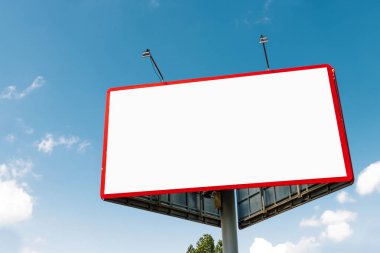 Pano, billboard, tuval billboard, düzen mavi gökyüzü. Açık hava reklam, pazarlama, satış kavramı. mockup