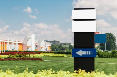Pano, billboard, tuval billboard, düzen şehrin arka plan üzerinde. Açık hava reklam, pazarlama, satış kavramı. mockup
