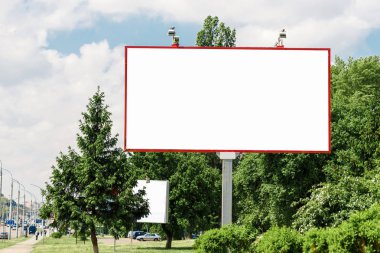 Pano, billboard, tuval billboard, düzen şehrin arka plan üzerinde. Açık hava reklam, pazarlama, satış kavramı. mockup