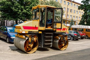 Yol silindiri yeni asfalt yolu inşa ediyor.