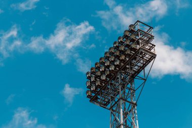 Stadyum ışıkları alacakaranlıkta yanar.