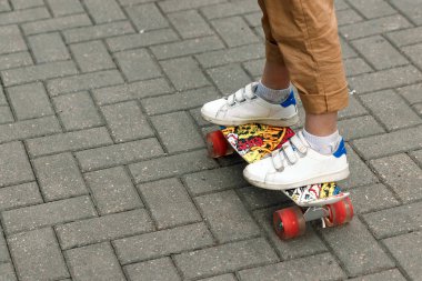 Beton paten parkta buz pateni yaparken kaykaycılar metre kadar yakın.