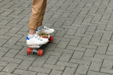 Beton paten parkta buz pateni yaparken kaykaycılar metre kadar yakın.