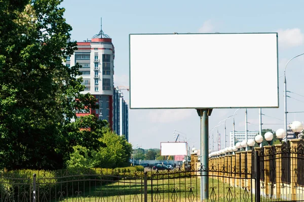 广告牌 广告牌 帆布广告牌 城市背景的布局 户外广告的概念 — 图库照片