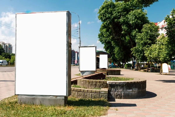 ビルボード キャンバスの看板 都市の背景にレイアウト 屋外広告 マーケティング 販売のコンセプトです モックアップ — ストック写真