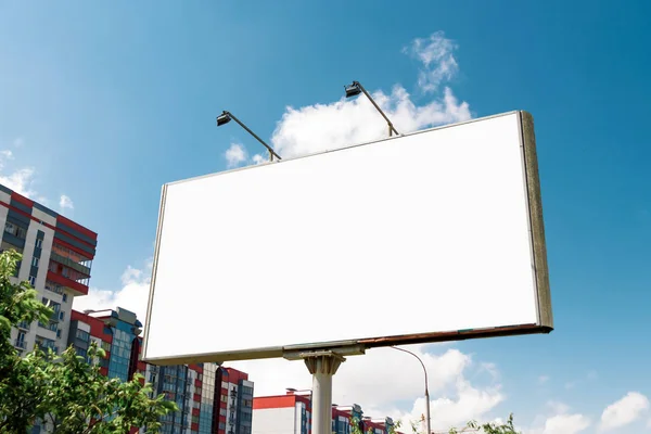 ビルボード キャンバスの看板 青い空を背景にレイアウト 屋外広告 マーケティング 販売のコンセプトです モックアップ — ストック写真
