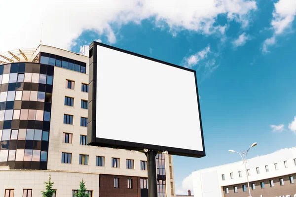 ビルボード キャンバスの看板 都市の背景にレイアウト 屋外広告 マーケティング 販売のコンセプトです モックアップ — ストック写真