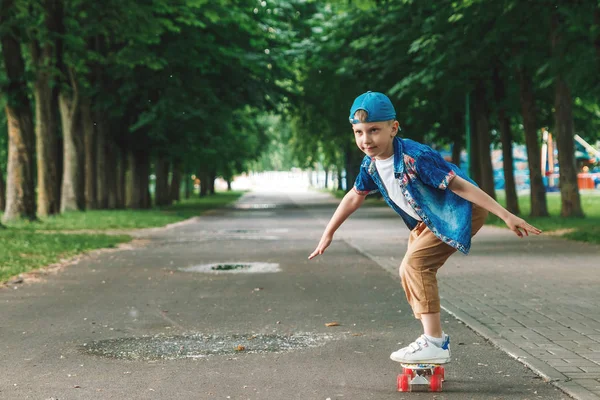 Liten Stad Pojke Och Skateboard Ung Kille Ridning Park Skateboard — Stockfoto