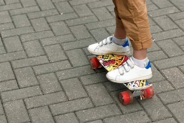 Beton paten parkta buz pateni yaparken kaykaycılar metre kadar yakın.