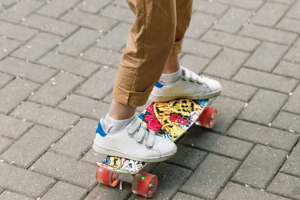 Primer Plano Los Pies Los Patinadores Mientras Patinan Sobre Hormigón — Foto de Stock