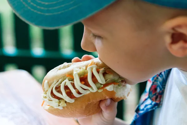 Aşağı Bakıyor Küçük Beyaz Çocuk Hamburger Yemek — Stok fotoğraf