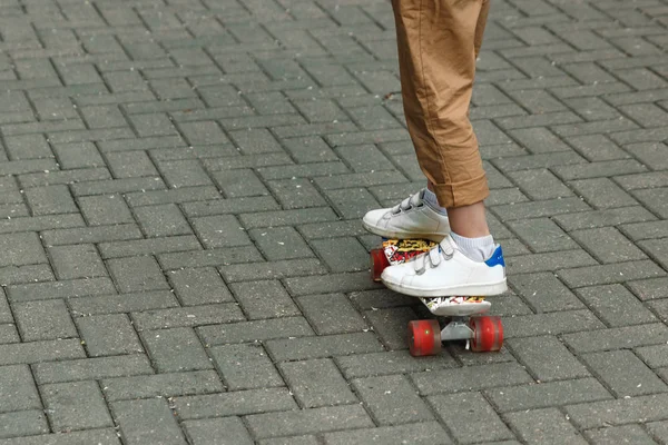 スケート スケート公園でコンクリートをしながらスケートボーダー フィートのクローズ アップ — ストック写真
