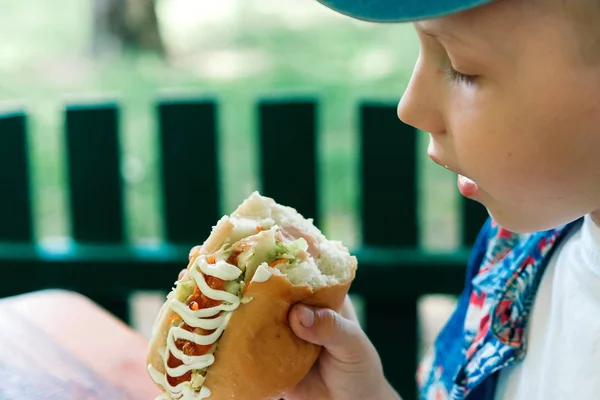 Petit Garçon Caucasien Manger Hamburger Regardant Vers Bas — Photo