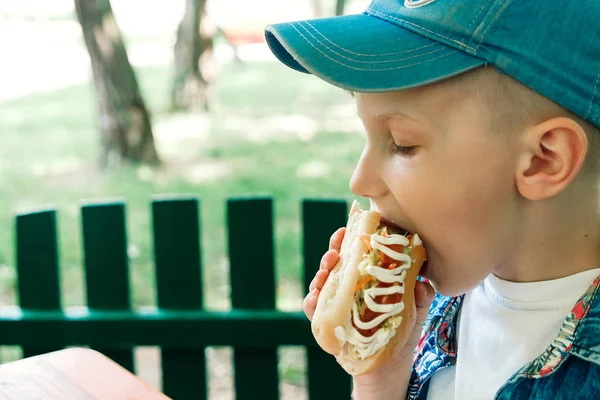 Petit Garçon Caucasien Manger Hamburger Regardant Vers Bas — Photo