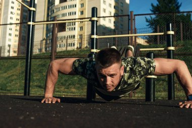 Stadyumda bir atlet, şehirde eğitim açık sıkma yapan bir genç erkek