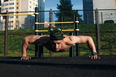 Stadyumda bir atlet, şehirde eğitim açık sıkma yapan bir genç erkek