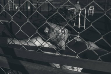 Eğitim, bir atlet, şehirde eğitim açık sonra dinlenme çıplak bir gövde ile genç bir kas adam