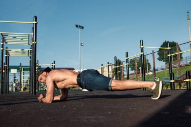 Genç kas adam yapıyor egzersiz bar, basın, atlet, şehirde eğitim açık