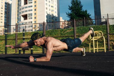 Genç kas adam yapıyor egzersiz bar, basın, atlet, şehirde eğitim açık