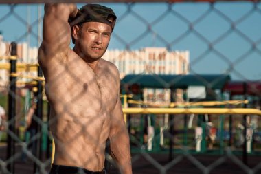 Eğitim, bir atlet, şehirde eğitim açık sonra dinlenme çıplak bir gövde ile genç bir kas adam