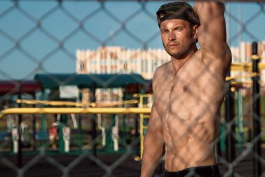 Eğitim, bir atlet, şehirde eğitim açık sonra dinlenme çıplak bir gövde ile genç bir kas adam