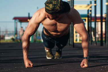 Stadyumda bir atlet, şehirde eğitim açık sıkma yapan bir genç erkek