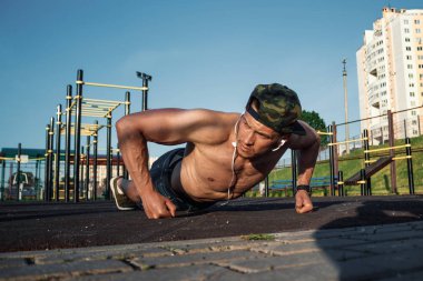 Stadyumda bir atlet, şehirde eğitim açık sıkma yapan bir genç erkek