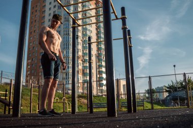 Eğitim, bir atlet, şehirde eğitim açık sonra dinlenme çıplak bir gövde ile genç bir kas adam