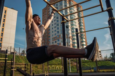 Eğitim, bir atlet, şehirde eğitim açık sonra dinlenme çıplak bir gövde ile genç bir kas adam