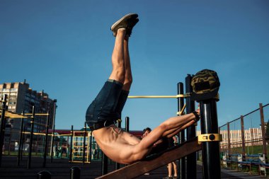 Genç adam egzersiz spor alanında, atlet, şehirde eğitim açık basın yapmak