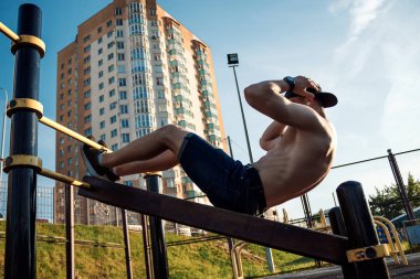 Genç adam egzersiz spor alanında, atlet, şehirde eğitim açık basın yapmak