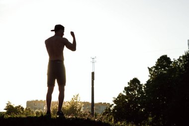 siluet günbatımı, elinde bir adamın büyüttü, zafer, sevinç